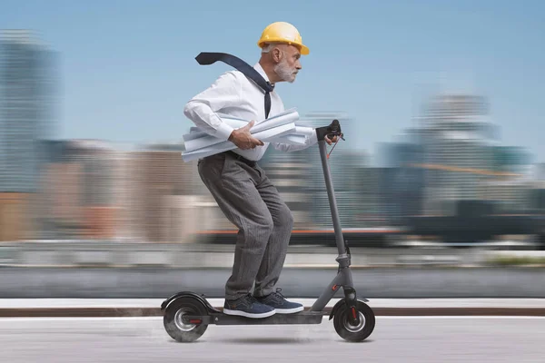 Profesyonel Mühendis Mimar Güvenlik Kaskı Takıyor Elektrikli Scooter Kullanıyor Arka — Stok fotoğraf