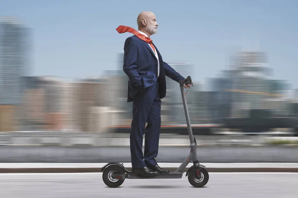 Senior Homme Affaires Entreprise Sur Scooter Électrique Dans Ville — Photo