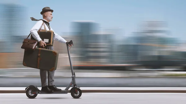 Viajante Estilo Vintage Montando Uma Scooter Elétrica Transportando Bagagem Skyline — Fotografia de Stock