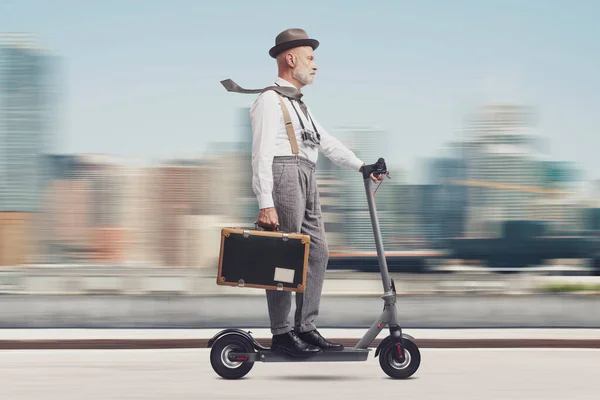 Viajero Estilo Vintage Fotógrafo Montando Scooter Eléctrico Llevando Equipaje Horizonte —  Fotos de Stock