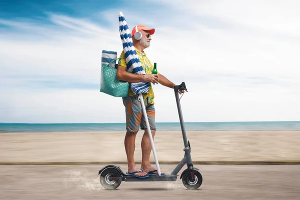 Happy Senior Turista Montar Scooter Eléctrico Ecológico Playa Mar Playa — Foto de Stock