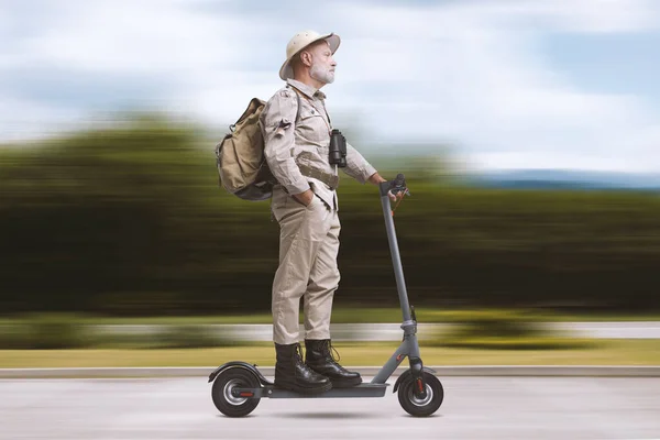 Komik Kıdemli Kaşif Scooter Sürdürülebilir Seyahat Macera Konsepti Kullanıyor — Stok fotoğraf