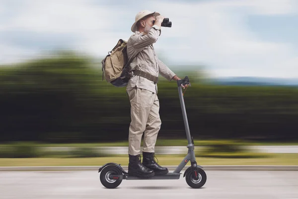 Grappige Senior Explorer Paardrijden Een Scooter Duurzaam Reizen Avontuur Concept — Stockfoto