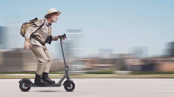 Vicces Vezető Városi Felfedező Lovaglás Egy Gyors Elektromos Robogó Város — Stock Fotó