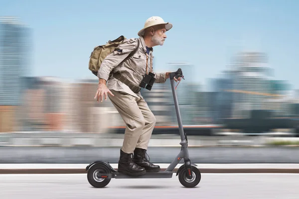 Grappige Senior Urban Explorer Paardrijden Een Snelle Elektrische Scooter Stad — Stockfoto