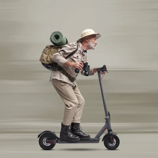 Смішний Дослідник Турист Подорожує Їде Швидким Електричним Скутером — стокове фото