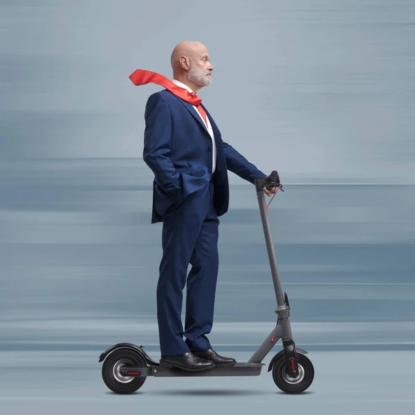 Geschäftsmann Fährt Einen Schnellen Umweltfreundlichen Elektroroller Intelligentes Mobilitätskonzept — Stockfoto