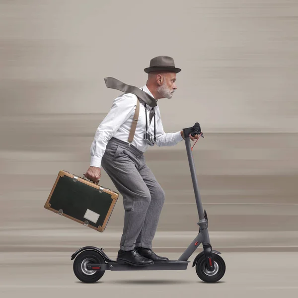 Viajante Estilo Vintage Segurando Uma Mala Montando Uma Scooter Elétrica — Fotografia de Stock
