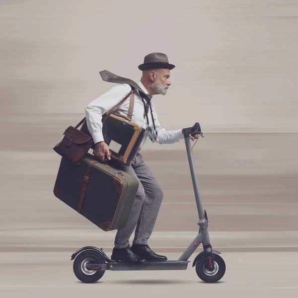 Viajante Estilo Vintage Transportando Bagagem Montando Uma Scooter Elétrica Rápida — Fotografia de Stock