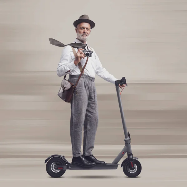 Homem Estilo Vintage Carregando Uma Mala Montando Uma Scooter Elétrica — Fotografia de Stock