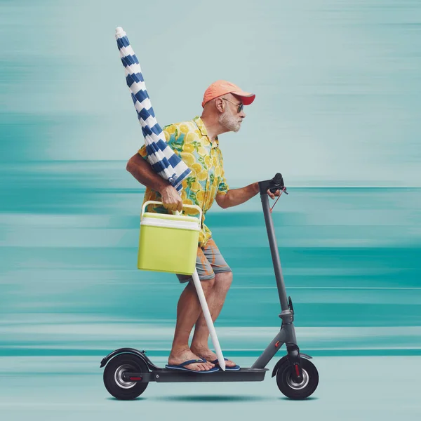 Смішний Старший Турист Тримає Пляжну Парасольку Їде Швидкому Електричному Скутері — стокове фото