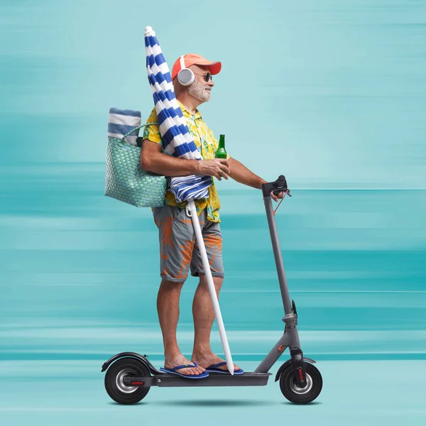 Divertido Feliz Turista Senior Que Playa Está Sosteniendo Paraguas Playa — Foto de Stock