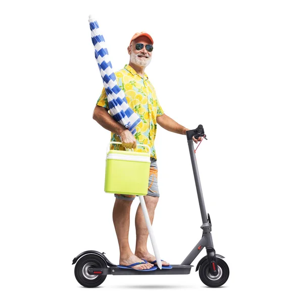 Забавный Старший Турист Собирается Пляж Электрическом Скутере Держит Пляжный Зонтик — стоковое фото
