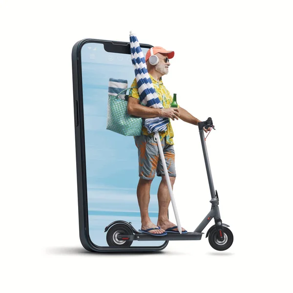 스쿠터를 해변에 관광객 배경에 고립된 스마트폰 화면에서 나오고 있습니다 — 스톡 사진
