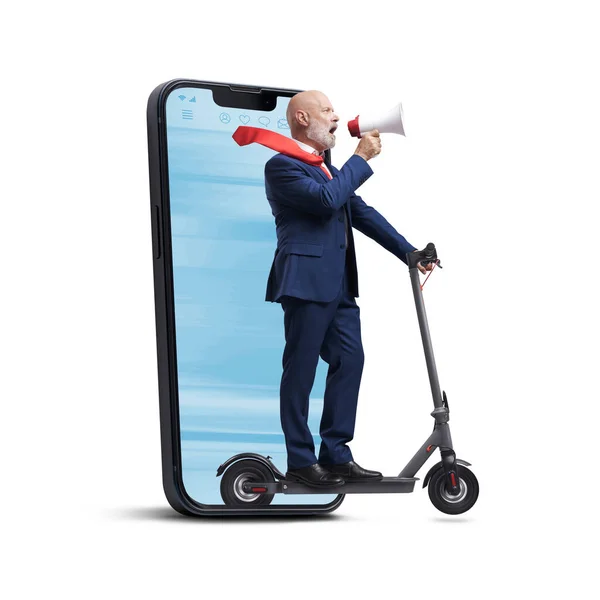 스쿠터를 스마트폰 화면에서 나오는 사업가가 배경에 고립된 메가폰을 소리치고 있습니다 — 스톡 사진