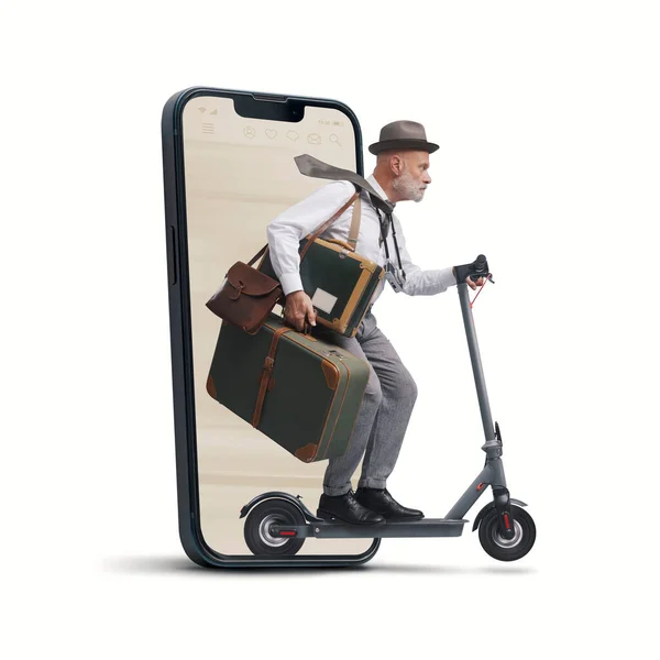 가방을 스쿠터를 빈티지 스타일의 여행자 배경에 고립된 스마트폰 화면을 나오고 — 스톡 사진