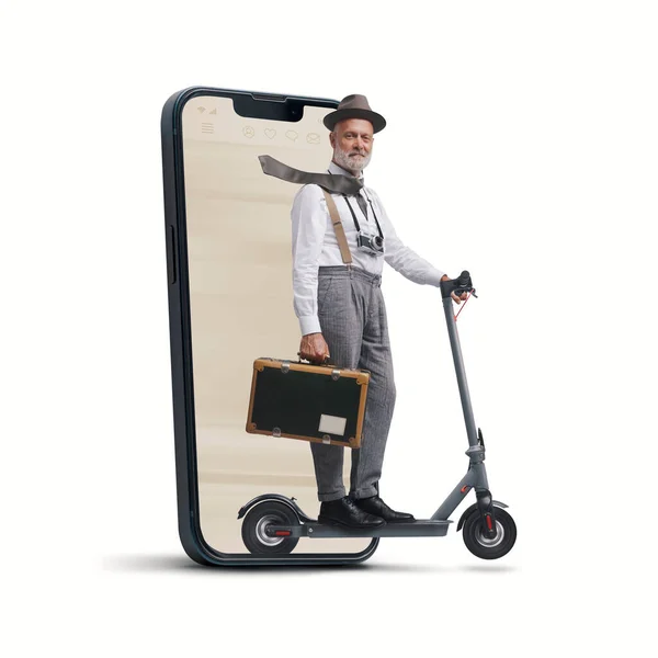 Bavul Taşıyan Elektrikli Scooter Kullanan Klasik Bir Gezgin Beyaz Arka — Stok fotoğraf