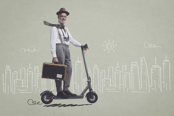 Eski Tarz Gezgin Fotoğrafçı Elektrikli Scooter Kullanıyor Arka Planda Şehir — Stok fotoğraf