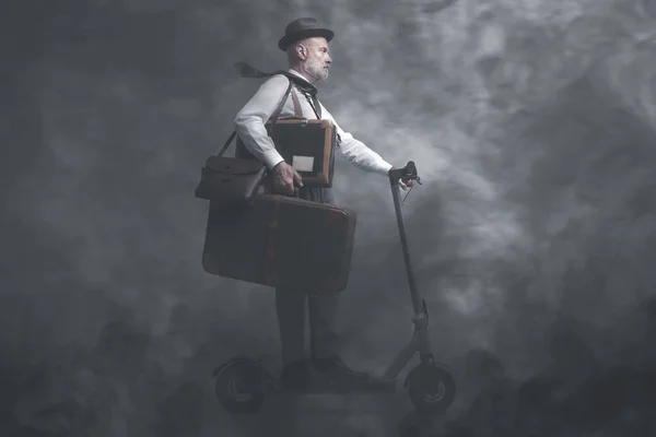 Vintage Stijl Reiziger Met Koffers Paardrijden Een Elektrische Scooter Hij — Stockfoto