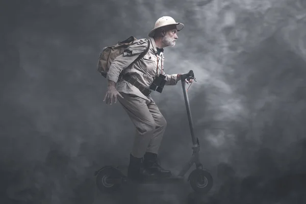 스쿠터를 다니는 빈티지 스타일의 탐험가는 가스와 개념에 둘러싸여 — 스톡 사진