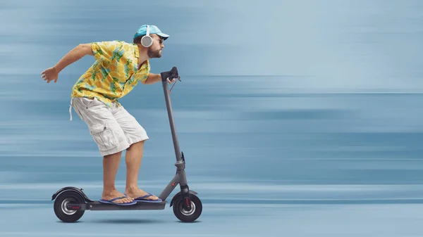 Cool Hombre Elegante Con Una Camisa Playa Colores Montar Scooter — Foto de Stock
