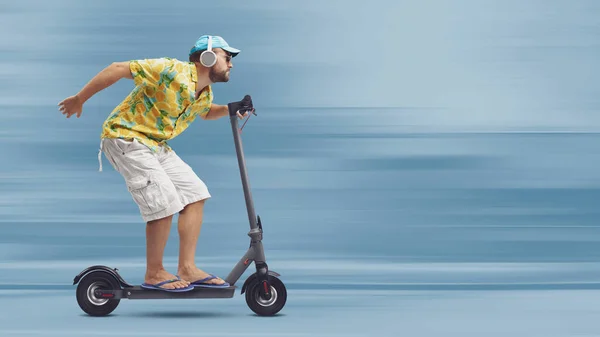 Homem Elegante Legal Vestindo Uma Camisa Praia Colorida Montando Rápido — Fotografia de Stock