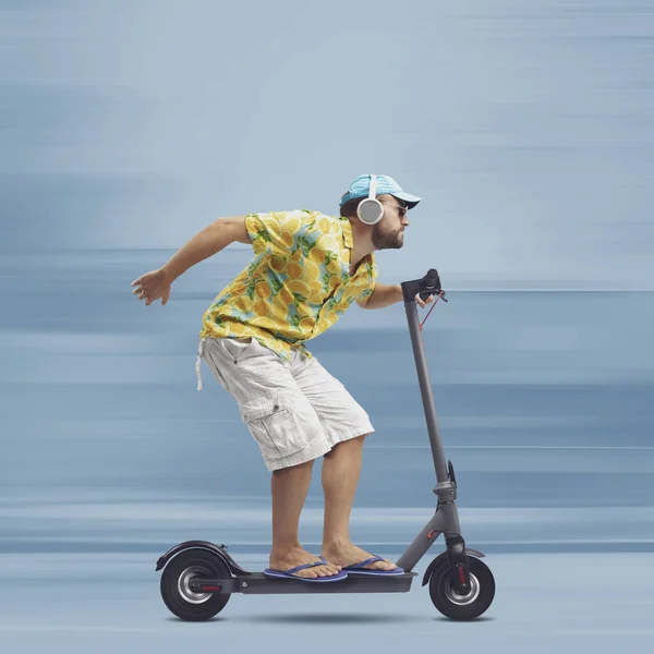 Homem Elegante Legal Vestindo Uma Camisa Praia Colorida Montando Rápido — Fotografia de Stock