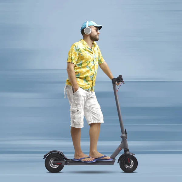 Cool Uomo Elegante Indossa Una Camicia Spiaggia Colorata Cavalcando Veloce — Foto Stock