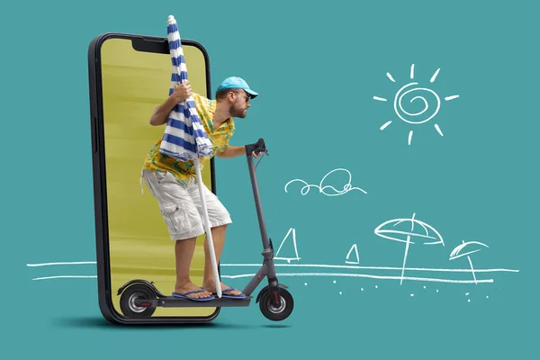우산을 스쿠터를 다니는 관광객 스마트폰 화면에서 뒤에서 해변을 스케치하며 나오고 — 스톡 사진