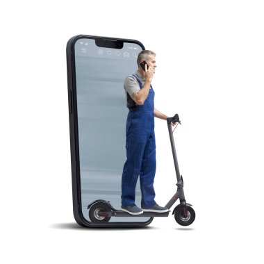 Elektrikli scooter kullanan ve akıllı telefonuyla konuşan profesyonel bir tamirci. Akıllı telefon ekranından çıkıyor. Hızlı tamir hizmeti kavramı, beyaz arka plan.
