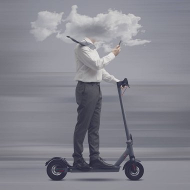 Elektrikli scooter kullanan bir iş adamı, kafası bulutlarda, akıllı telefon kullanıyor: izolasyon, dikkat dağıtma ve akıllı telefon bağımlılığı.