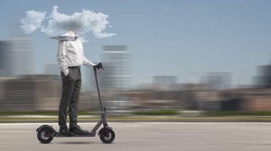 Kafası bir bulutun içinde elektrikli scooter kullanan bir işadamı: izolasyon, dikkat dağıtma ve zihinsel sis konsepti, arka planda şehir