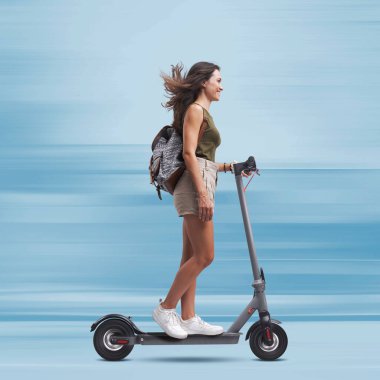 Çevre dostu hızlı bir elektrikli scooter kullanan mutlu genç öğrenci, akıllı hareketlilik kavramı