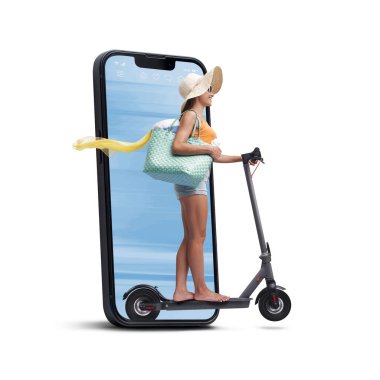 Elektrikli scooterla gezen mutlu turist kadın beyaz arka planda izole bir şekilde akıllı telefondan çıkıyor.