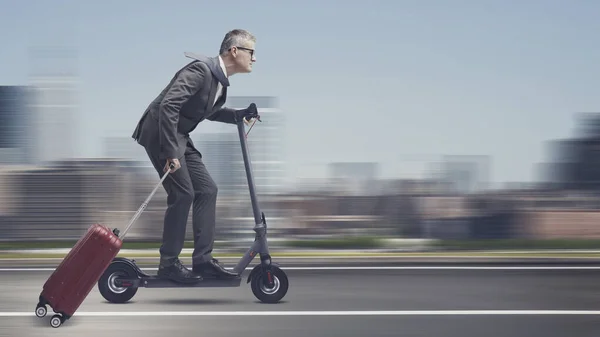 Empresário Corporativo Montando Uma Scooter Elétrica Eco Friendly Carregando Uma — Fotografia de Stock