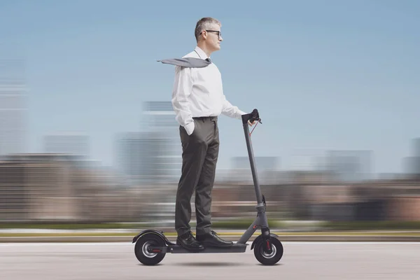 Empresario Corporativo Montando Scooter Eléctrico Rápido Viajando Por Ciudad Concepto — Foto de Stock