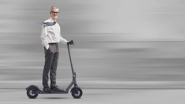 Empresario Corporativo Montando Scooter Eléctrico Ecológico Rápido Concepto Movilidad Inteligente —  Fotos de Stock
