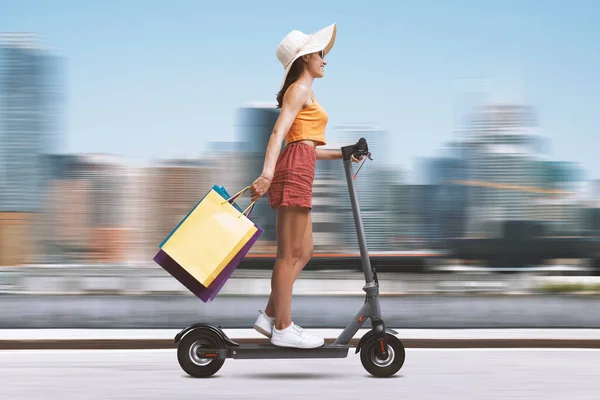 Mujer Joven Feliz Llevando Muchas Bolsas Compras Montando Scooter Eléctrico — Foto de Stock