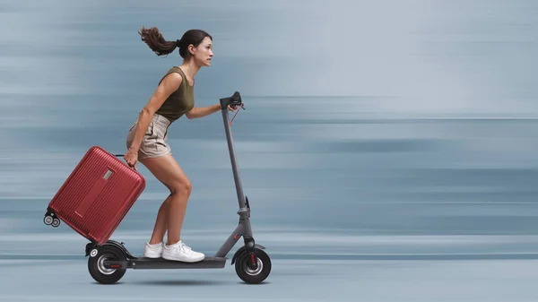 Turista Mujer Montar Scooter Eléctrico Rápido Llevar Una Bolsa Carro —  Fotos de Stock