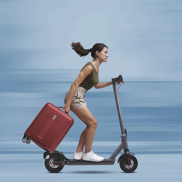 Hızlı Elektrikli Scooter Kullanan Bir Tramvay Çantası Taşıyan Turist Kadın — Stok fotoğraf