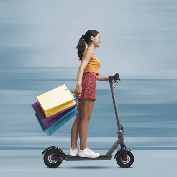 Bir Sürü Alışveriş Çantası Tutan Hızlı Elektrikli Scooter Kullanan Genç — Stok fotoğraf