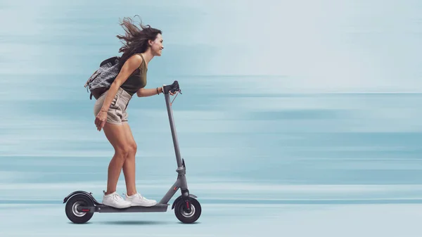 Feliz Joven Estudiante Montando Scooter Eléctrico Ecológico Rápido Concepto Movilidad — Foto de Stock