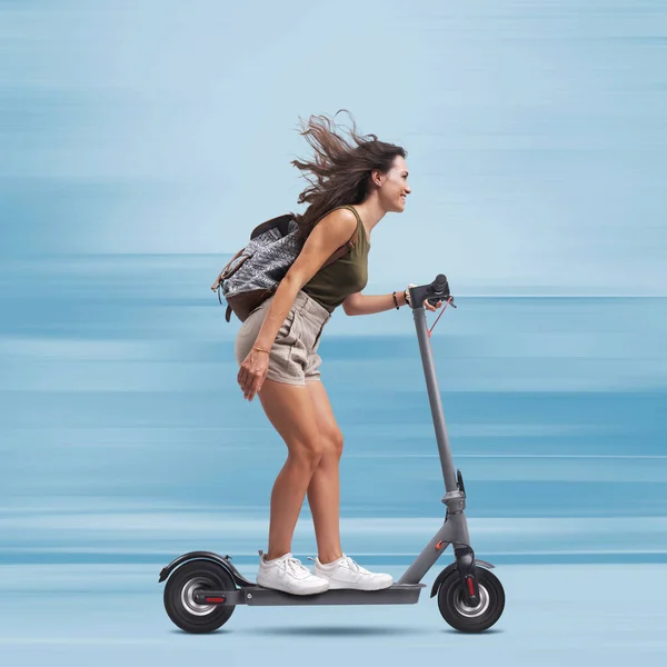 Çevre Dostu Hızlı Bir Elektrikli Scooter Kullanan Mutlu Genç Öğrenci — Stok fotoğraf