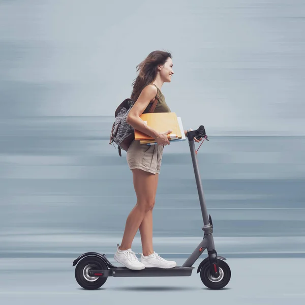 Glückliche Junge Studentin Auf Einem Schnellen Umweltfreundlichen Elektroroller Intelligentes Mobilitätskonzept — Stockfoto
