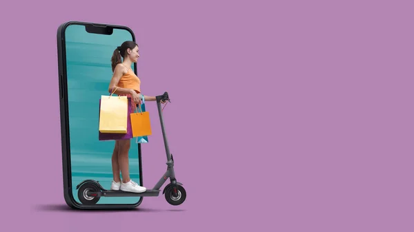 Mujer Feliz Sosteniendo Bolsas Compras Montando Scooter Ella Está Saliendo — Foto de Stock