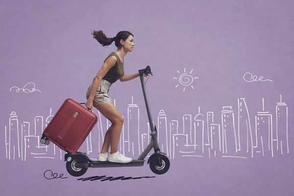 年轻的旅行妇女提着手提箱 骑着电动车 背景上勾勒出城市的轮廓 聪明的机动性概念 — 图库照片
