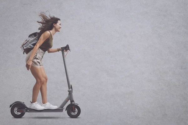 Gelukkig Vrouwelijke Student Paardrijden Een Eco Vriendelijke Scooter Slimme Mobiliteit — Stockfoto