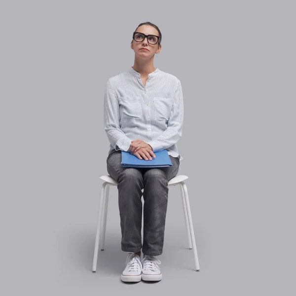 Mulher Pensativa Sentada Uma Cadeira Esperando Por Uma Entrevista Emprego — Fotografia de Stock