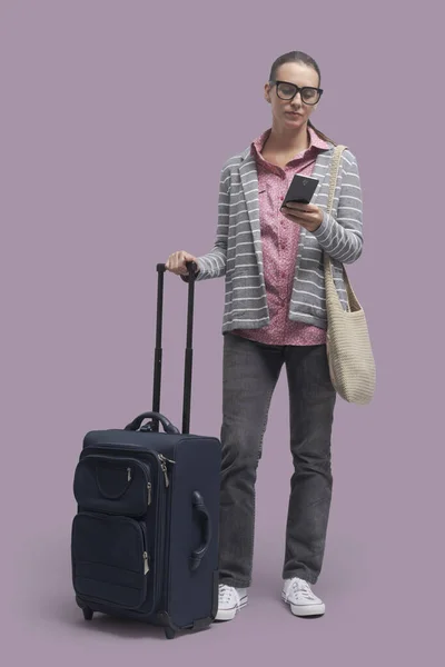 Woman Traveling Alone She Connecting Her Smartphone Booking Services Online — Stock Photo, Image