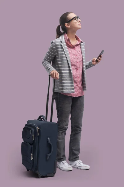 Frau Die Allein Unterwegs Ist Benutzt Ihr Smartphone Und Schaut — Stockfoto